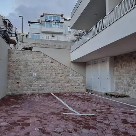 شقة New Luce With Balcony And Free Parking *