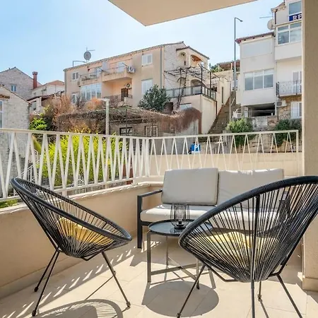 New Luce With Balcony And Free Parking Апартаменты *