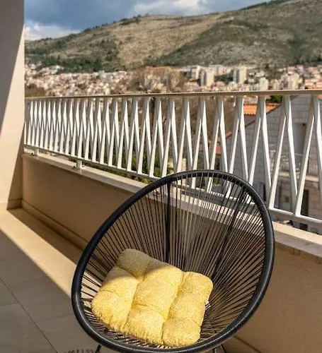 New Luce With Balcony And Free Parking 아파트