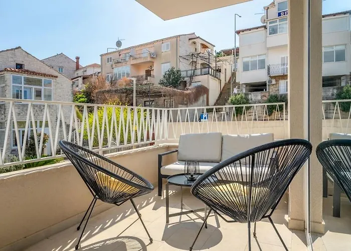 New Luce With Balcony And Free Parking 아파트 *