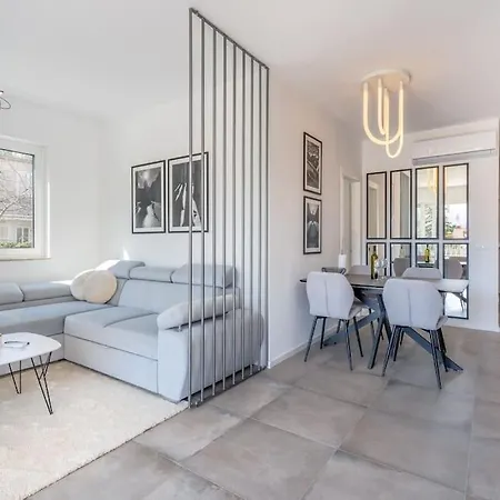 New Luce With Balcony And Free Parking Apartament Dubrownik